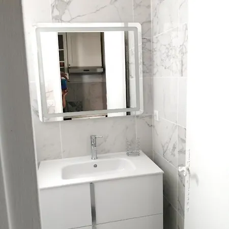 Confortable A 30 M² Avec Balcon Relaxant アパート *